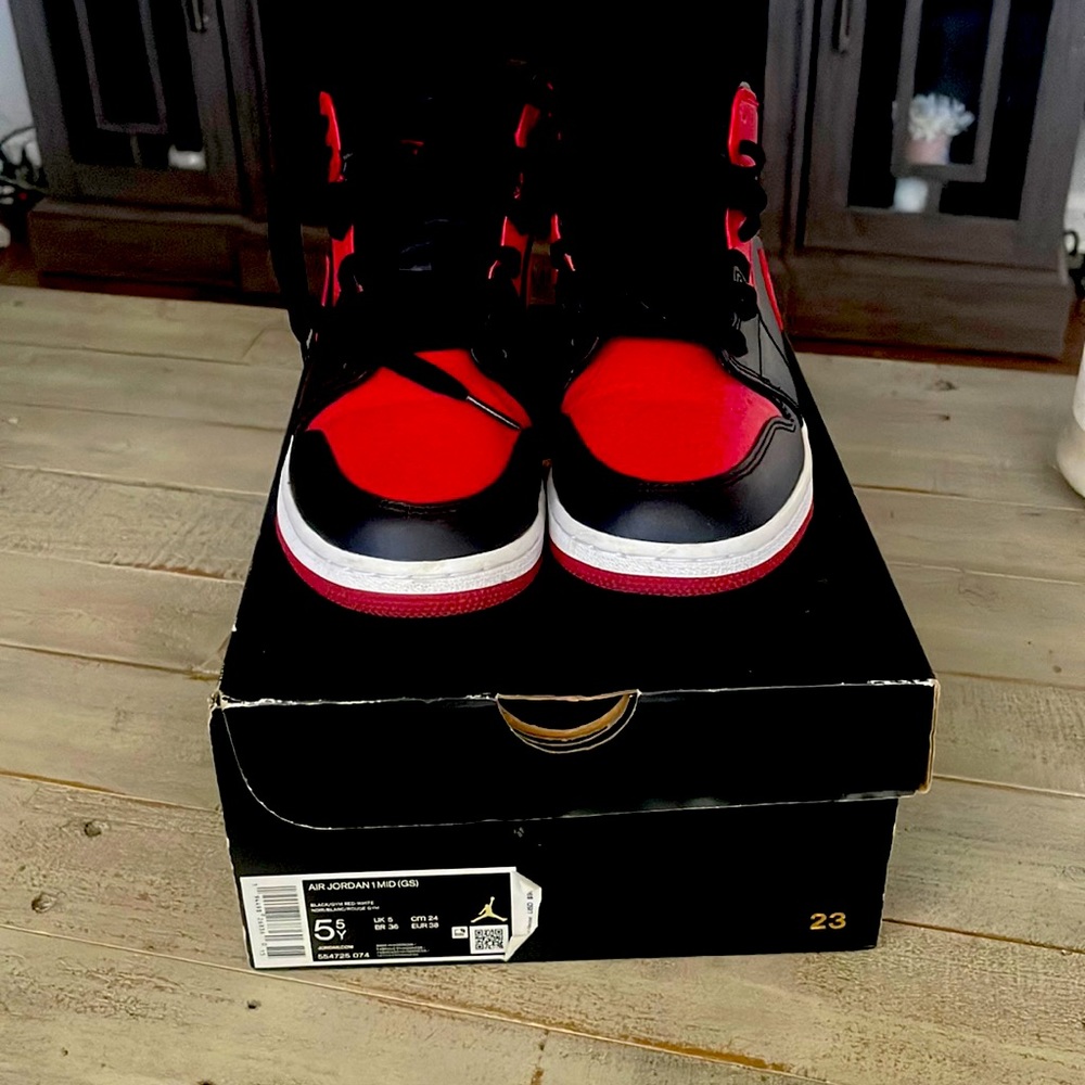 Air Jordan mids